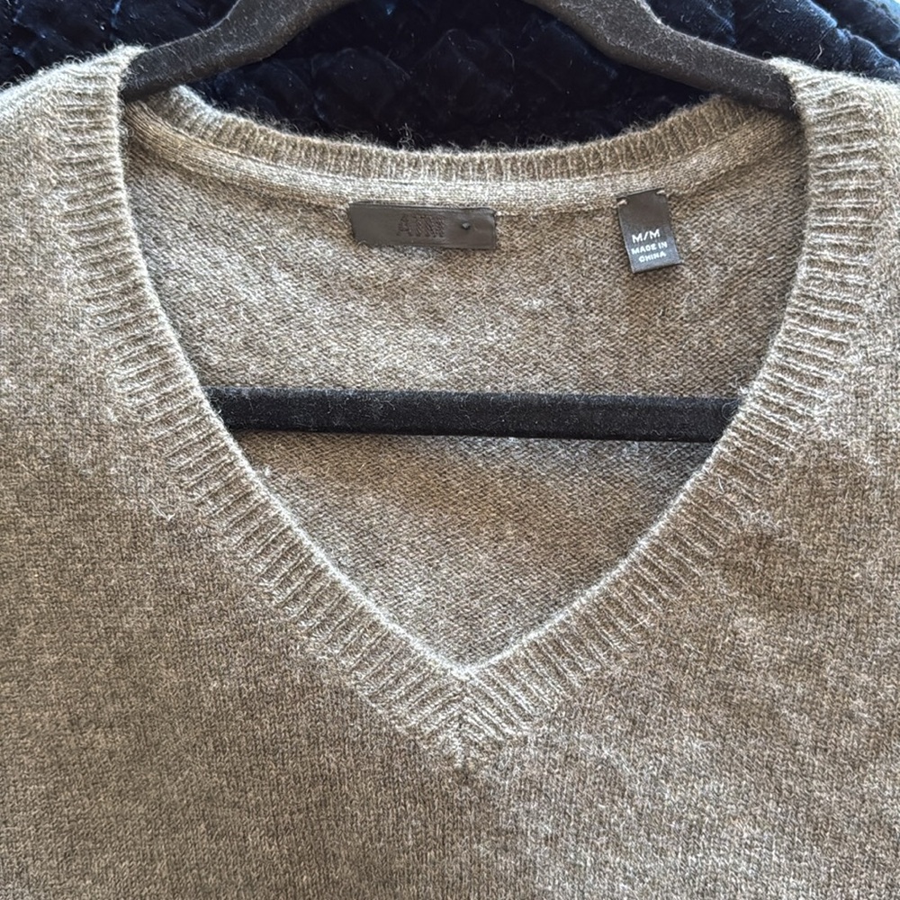 ATM army green cashmere sweater. V neck Size M - Picture 4 of 5